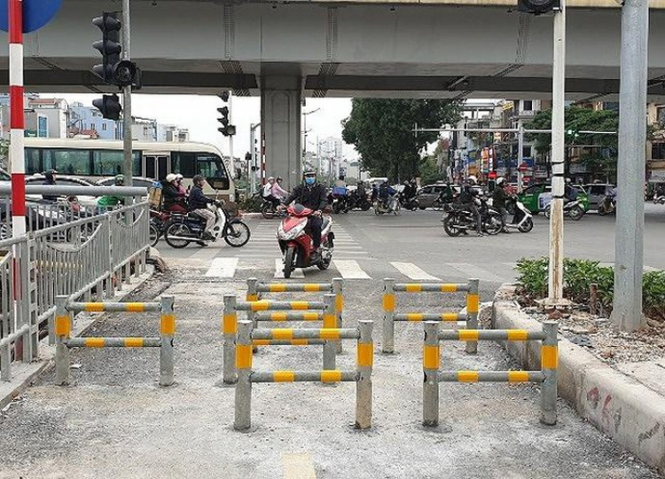 Những lớp rào chắn cấm xe máy vào đường đi bộ và cái văn hoá giao thông hoang dại của người Việt Nam