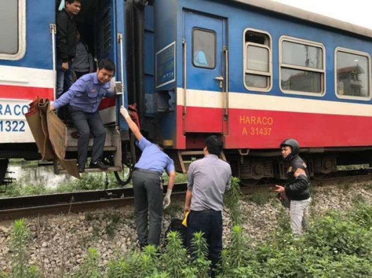 Chưa có cái ngu nào bằng cái ngu này: Đi vệ sinh trên đường ray và kết quả bị tàu cán chết