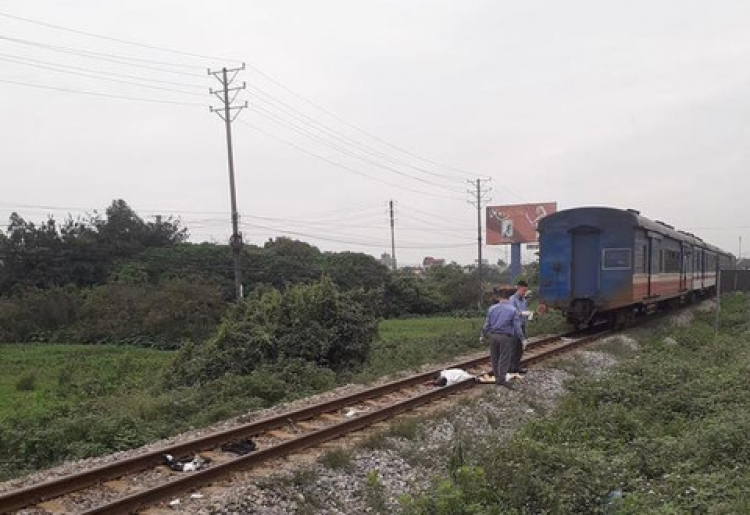 Chưa có cái ngu nào bằng cái ngu này: Đi vệ sinh trên đường ray và kết quả bị tàu cán chết