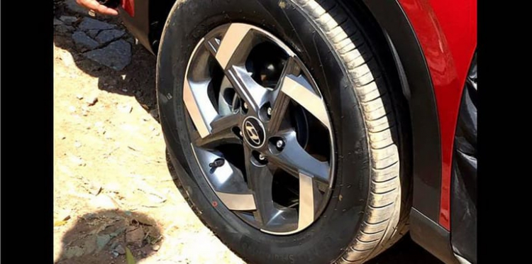 Hyundai Venue lộ diện: lưới tản nhiệt gợn sóng, động cơ turbo 1.0L Hyundai Venue lộ diện: lưới tản nhiệt gợn sóng, động cơ turbo 1.0L