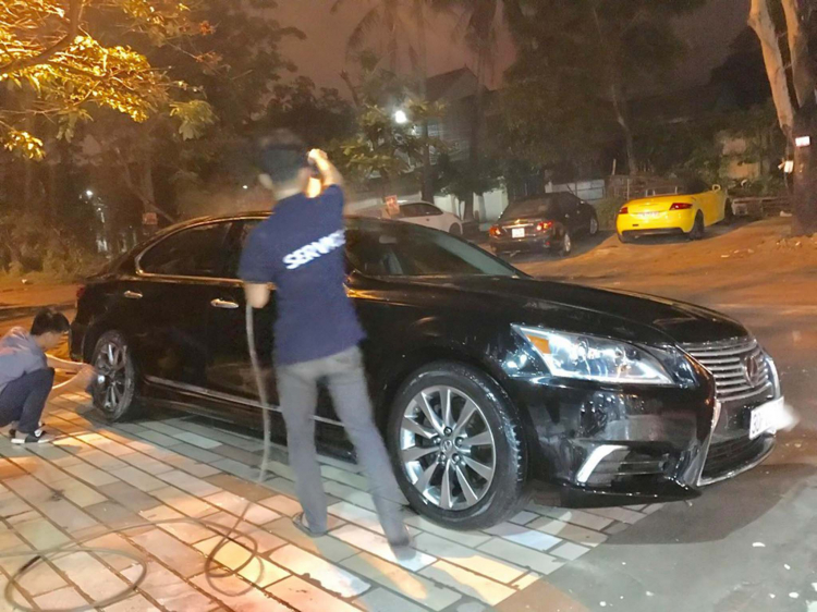 Lexus LS460L đời 2008 (XF40) được thợ Việt ‘’lên đời’’ bản facelift 2017 với chi phí 350 triệu đồng Lexus LS460L đời 2008 (XF40) được thợ Việt ‘’lên đời’’ bản facelift 2017 với chi phí 350 triệu đồng