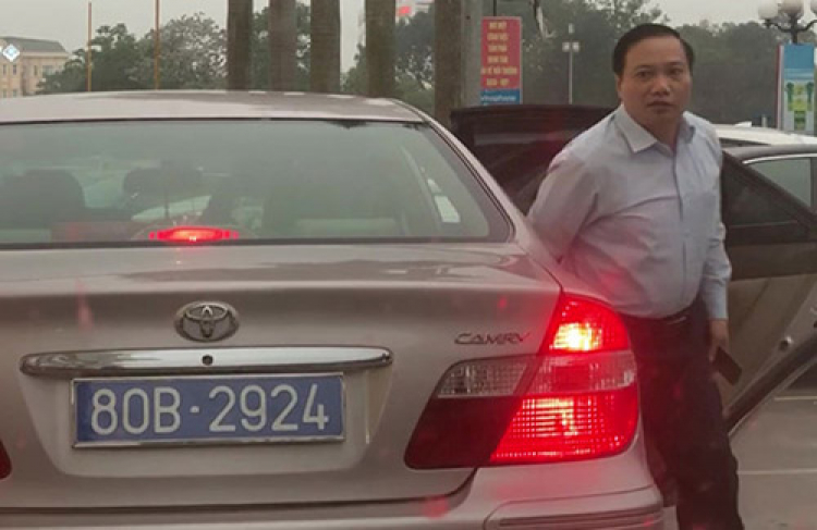 Xe công chở phó chủ tịch Ninh Bình có hai biển số xanh