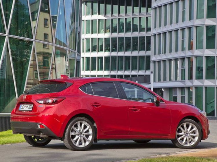 So sánh Mazda3 động cơ diesel với xe Dức