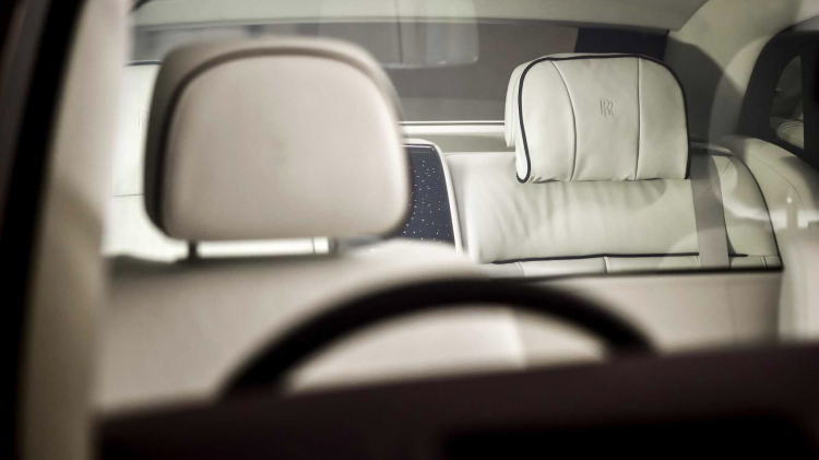 Rolls-Royce Phantom có tùy chọn vách ngăn ở giữa; đảm bảo sự riêng tư cho ông chủ