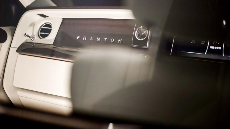 Rolls-Royce Phantom có tùy chọn vách ngăn ở giữa; đảm bảo sự riêng tư cho ông chủ