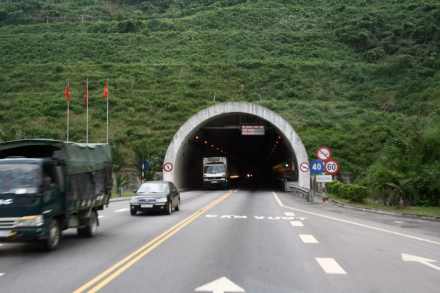 hai_van_tunnel_north_entrance.jpg