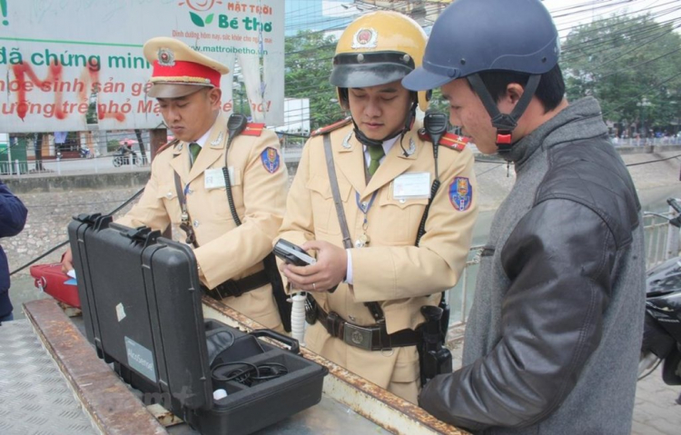 "Chống đối khi bị kiểm tra, xử phạt nồng độ cồn có thể bị bắt giam"