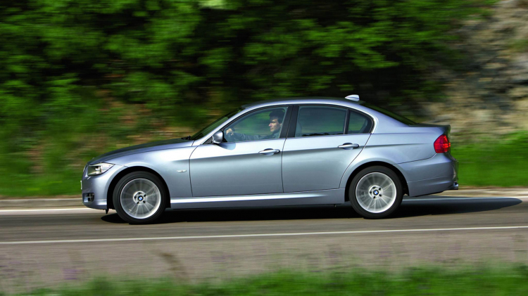 Túc tắc tìm BMW 3 Series đời E90 bản 320i hoặc 325i;  bác nào có hú em