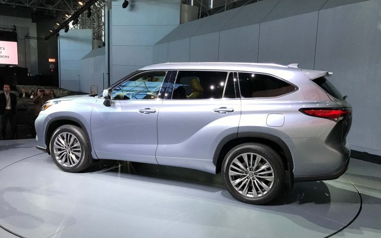 Toyota Highlander thế hệ hoàn toàn mới ra mắt: “Lột xác” về thiết kế Toyota Highlander thế hệ hoàn toàn mới ra mắt: “Lột xác” về thiết kế