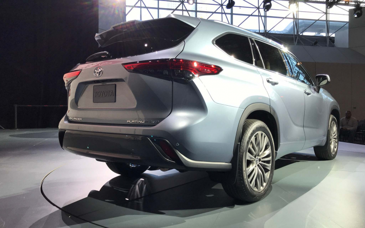 Toyota Highlander thế hệ hoàn toàn mới ra mắt: “Lột xác” về thiết kế Toyota Highlander thế hệ hoàn toàn mới ra mắt: “Lột xác” về thiết kế