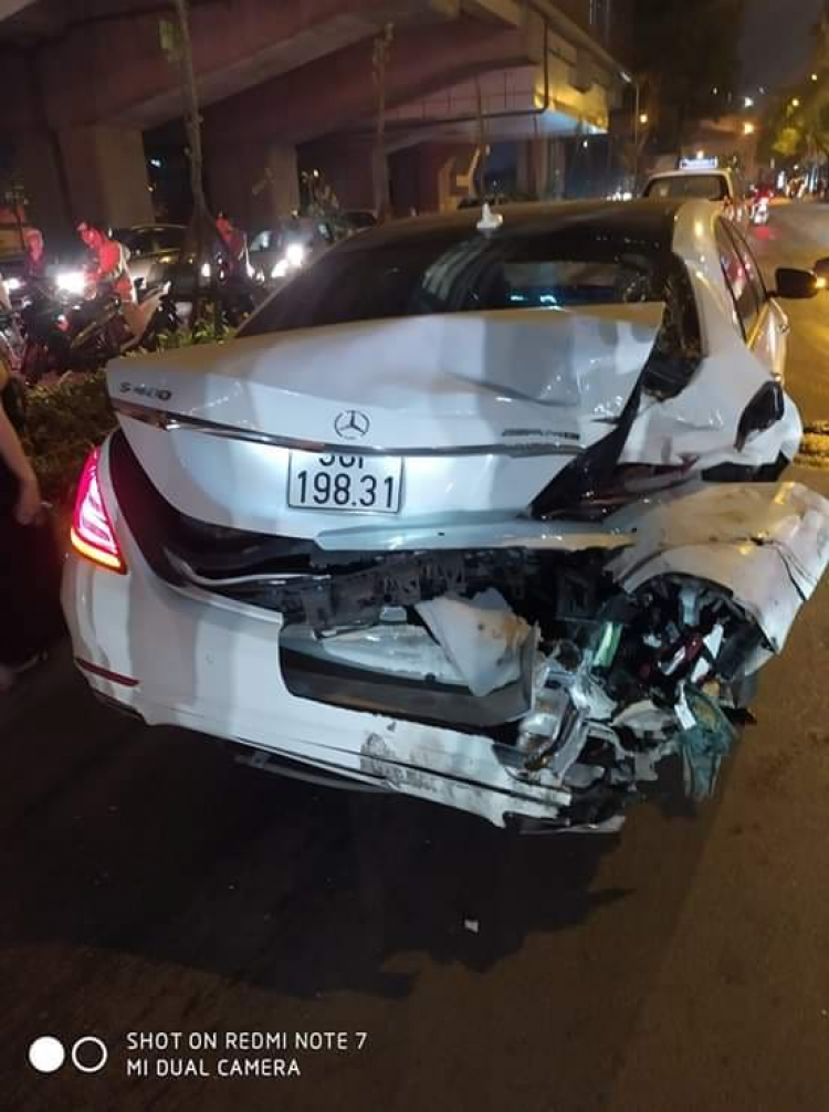 Tài xế điên gây tai nạn liên hoàn rồi bỏ chạy tại đường Láng Hạ Tài xế điên gây tai nạn liên hoàn rồi bỏ chạy tại đường Láng Hạ