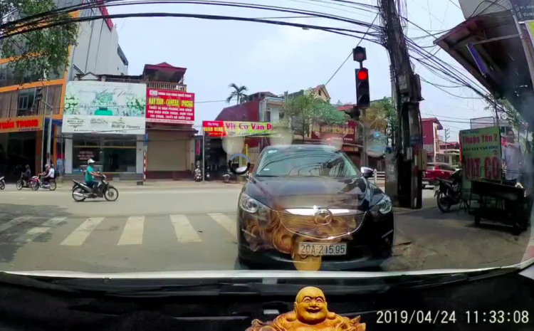Video: Ngang nhiên đậu xe ngược chiều ngay chân đèn đỏ chỉ để đi ăn