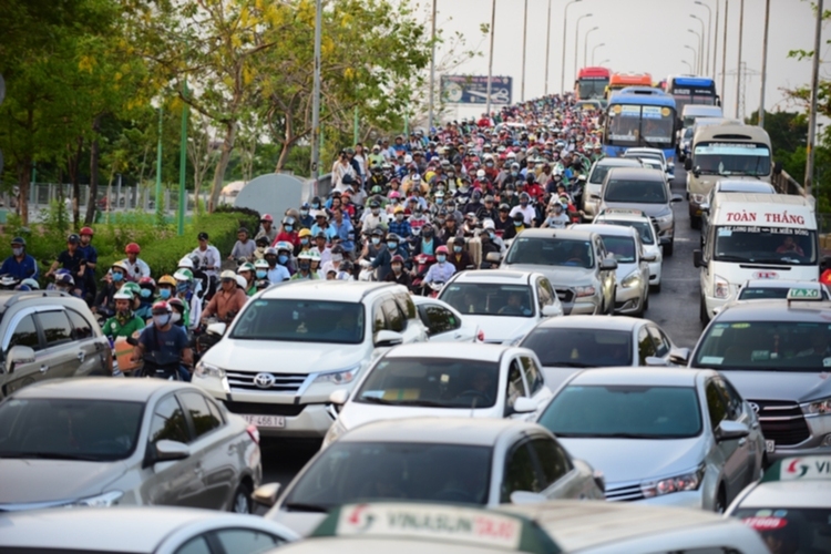 Vác hành lí, chen chúc,nhồi nhét, kẹt xe,... Để về quê nghỉ lễ