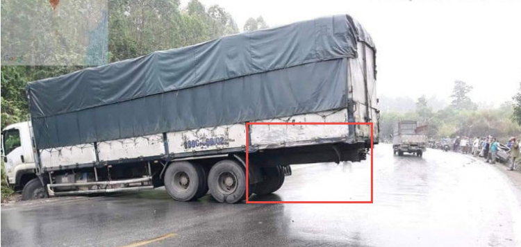 Khó khăn đưa tài xế tử vong trong cabin bẹp dúm ra ngoài Khó khăn đưa tài xế tử vong trong cabin bẹp dúm ra ngoài