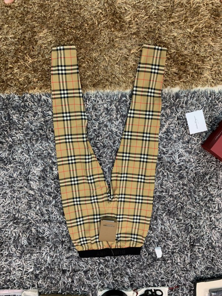Thái Dương Authentic-Chuyên Bán Đồ Hiệu Gucci Fendi Dolce Hermes Givenchy LV Balenciaga,Saint,Ds v.v Thái Dương Authentic-Chuyên Bán Đồ Hiệu Gucci Fendi Dolce Hermes Givenchy LV Balenciaga,Saint,Ds v.v