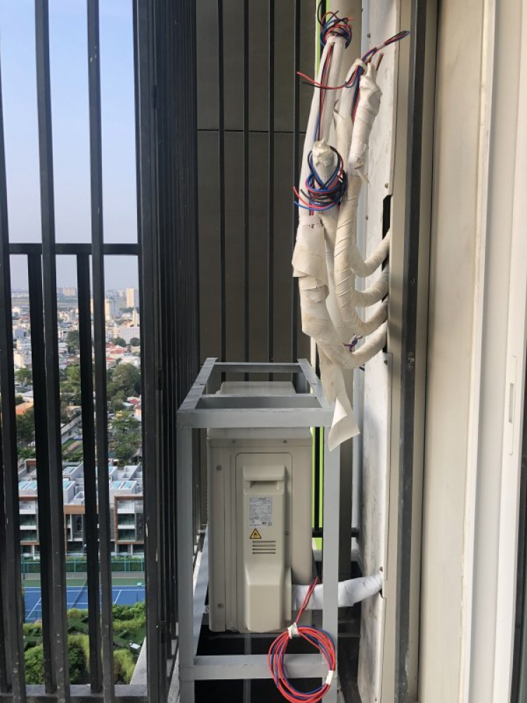 Khoảng cách giữa trần và cục nóng máy lạnh Khoảng cách giữa trần và cục nóng máy lạnh
