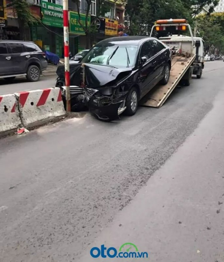 Khó khăn đưa tài xế tử vong trong cabin bẹp dúm ra ngoài Khó khăn đưa tài xế tử vong trong cabin bẹp dúm ra ngoài