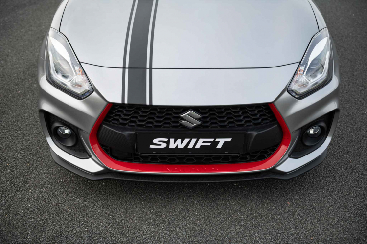 Suzuki giới thiệu Swift Sport phiên bản Katana:  Chỉ 30 “thanh kiếm” được sản xuất