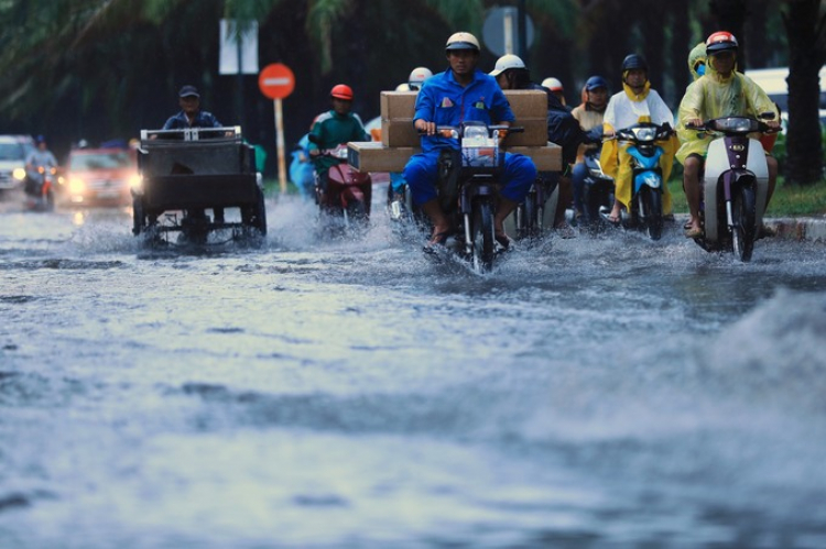 Sau cơn mưa giải hạn là kẹt xe, ngập đường không lối thoát