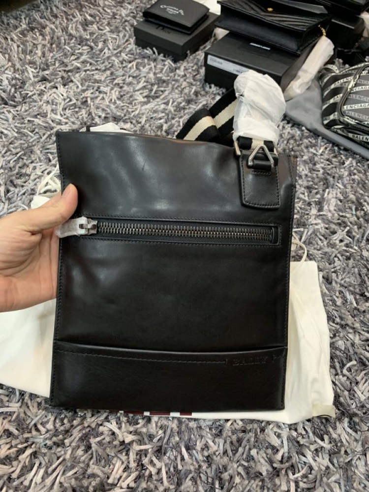 Thái Dương Authentic-Chuyên Bán Đồ Hiệu Gucci Fendi Dolce Hermes Givenchy LV Balenciaga,Saint,Ds v.v