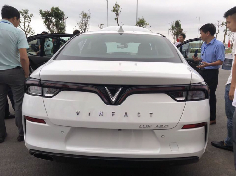 VinFast Fadil và SUV Lux SA 2.0 lộ diện ảnh chụp khoang động cơ