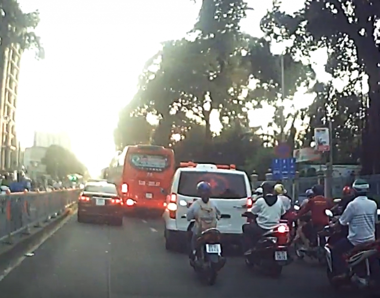 Phan Đăng Lưu rẽ phải Nơ Trang Long: được phép rẽ khi đèn đỏ Phan Đăng Lưu rẽ phải Nơ Trang Long: được phép rẽ khi đèn đỏ