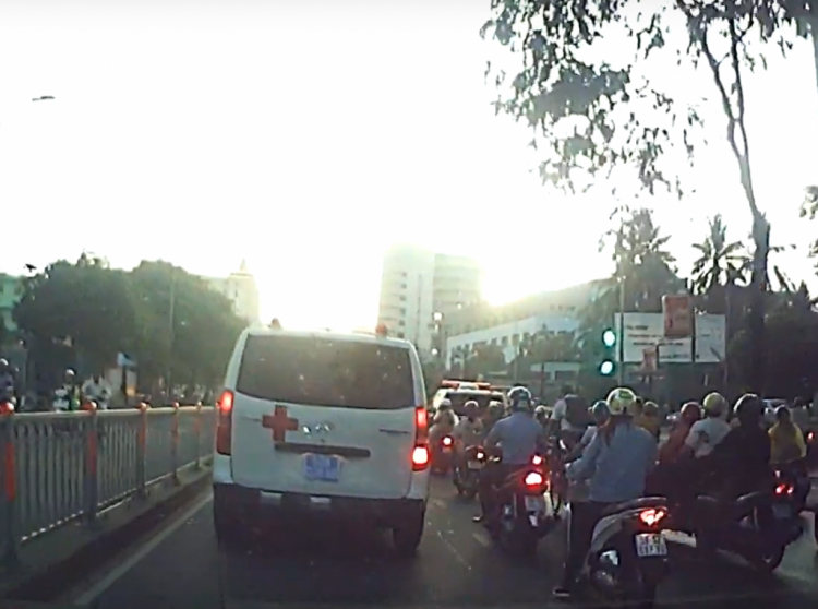 Phan Đăng Lưu rẽ phải Nơ Trang Long: được phép rẽ khi đèn đỏ Phan Đăng Lưu rẽ phải Nơ Trang Long: được phép rẽ khi đèn đỏ