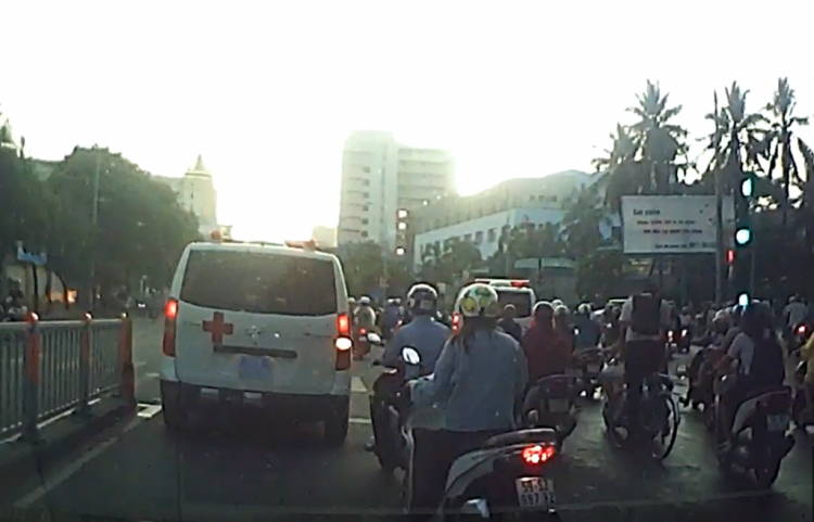 Phan Đăng Lưu rẽ phải Nơ Trang Long: được phép rẽ khi đèn đỏ Phan Đăng Lưu rẽ phải Nơ Trang Long: được phép rẽ khi đèn đỏ