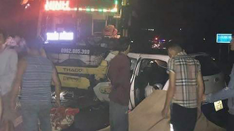 Taxi đấu đầu với xe khách, khiến 3 người chết và 2 người bị thương