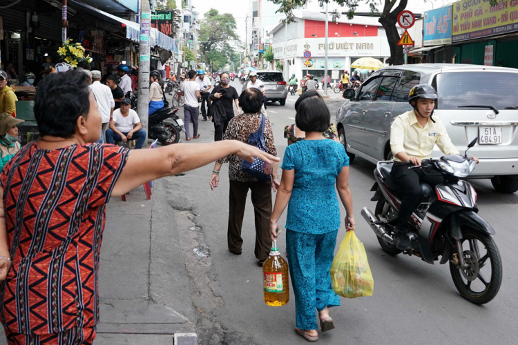 "Công an kìa, quay đầu lại"