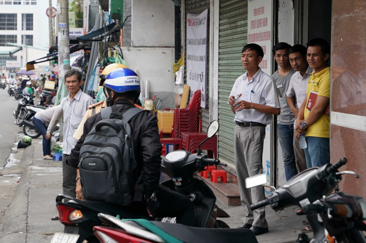 "Công an kìa, quay đầu lại"