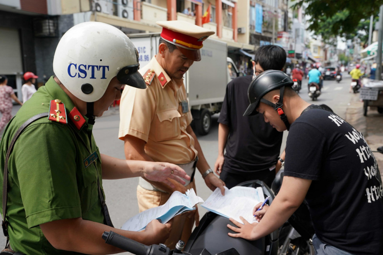 "Công an kìa, quay đầu lại"