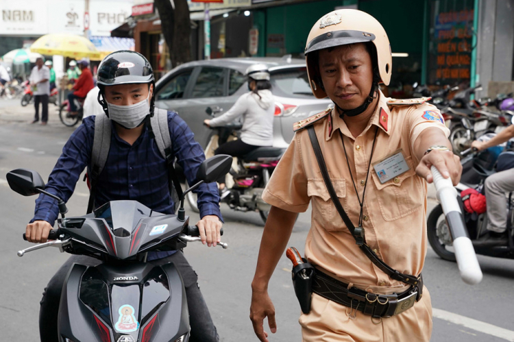 "Công an kìa, quay đầu lại"