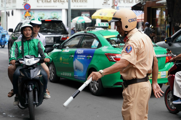 "Công an kìa, quay đầu lại"