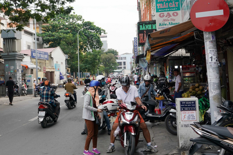 "Công an kìa, quay đầu lại"