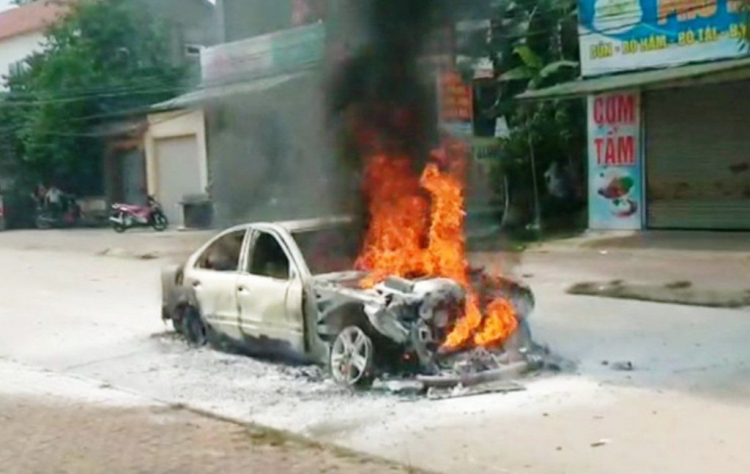Mercedes cháy trơ khung trên đường do nắng nóng