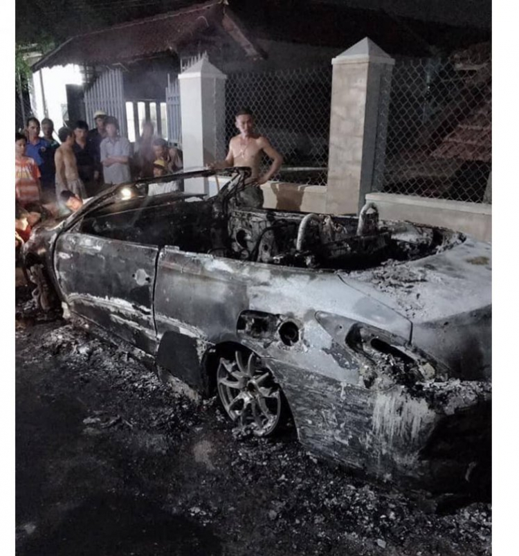 Chiếc Toyota Solara độ "hàng độc" tại Việt Nam bị đốt cháy rụi do nam thanh niên phê thuốc