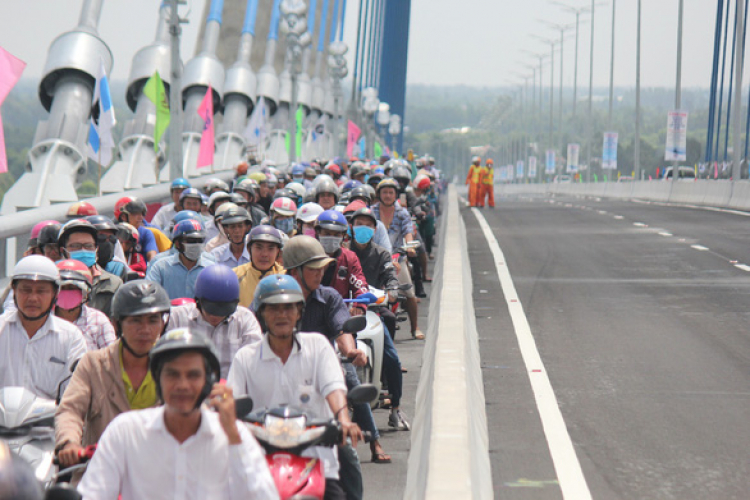 Hình ảnh cầu Vàm Cống ngày đầu thông xe