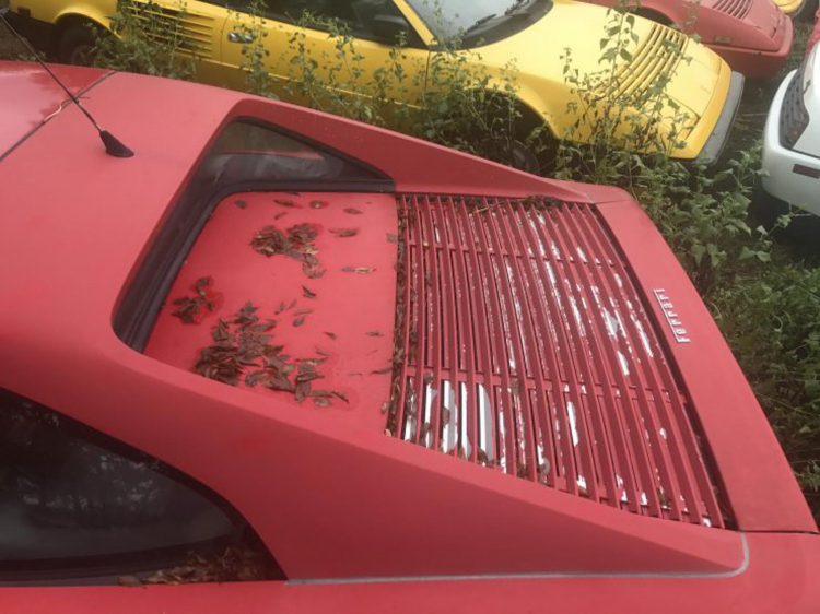 11 chiếc Ferrari nằm trên bãi đất trống gần 10 năm trời khiến người xót xa