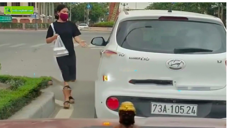 Tranh thủ đèn đỏ, nữ tài xế thản nhiên dừng hẵn xe đi mua đồ ăn