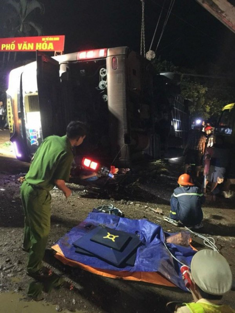 Xe khách lật trong đêm tại Đồng Nai, 2 mẹ con tử vong, 17 người bị thương