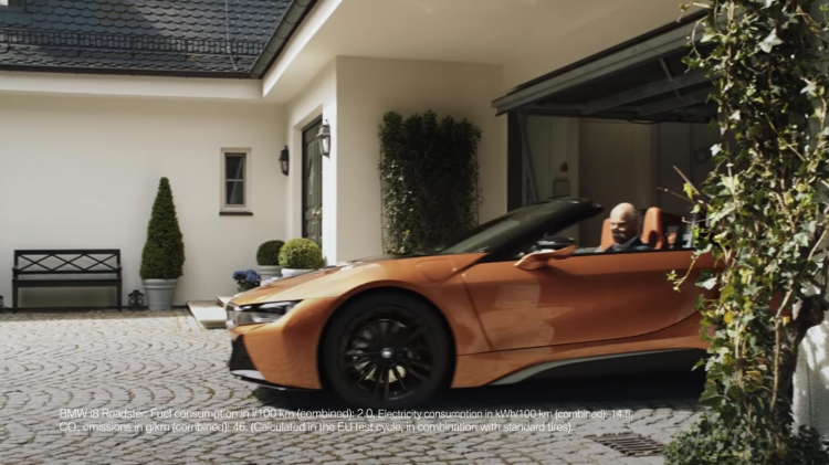 BMW trêu chọc đối thủ bằng video ông Dieter Zetsche - cựu chủ tịch Mercedes-Benz lái i8