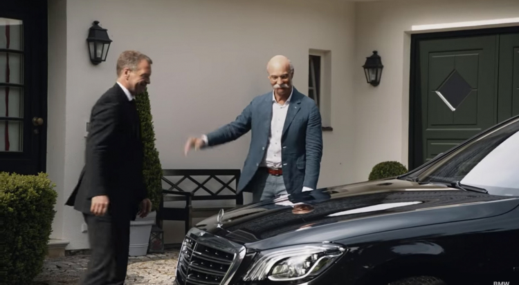 BMW trêu chọc đối thủ bằng video ông Dieter Zetsche - cựu chủ tịch Mercedes-Benz lái i8