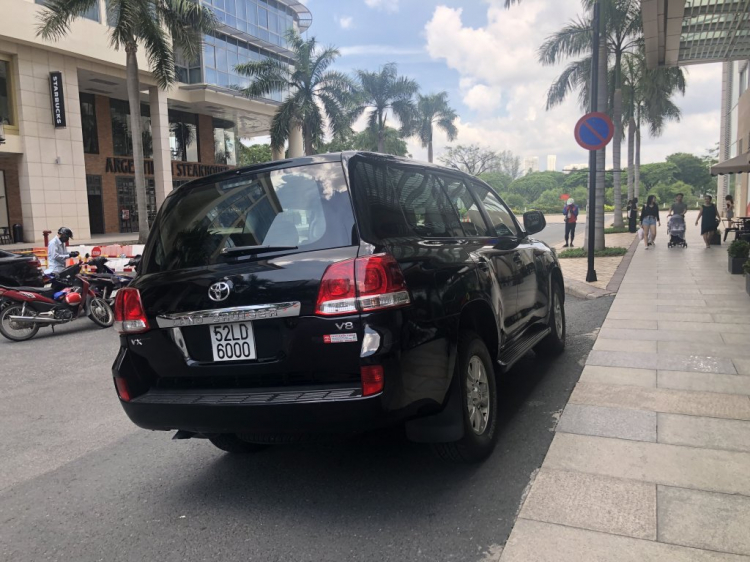 Tranh thủ đèn đỏ, nữ tài xế thản nhiên dừng hẵn xe đi mua đồ ăn Tranh thủ đèn đỏ, nữ tài xế thản nhiên dừng hẵn xe đi mua đồ ăn