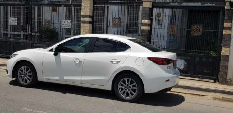 Bán xe Mazda 3 2015 AT màu trắng