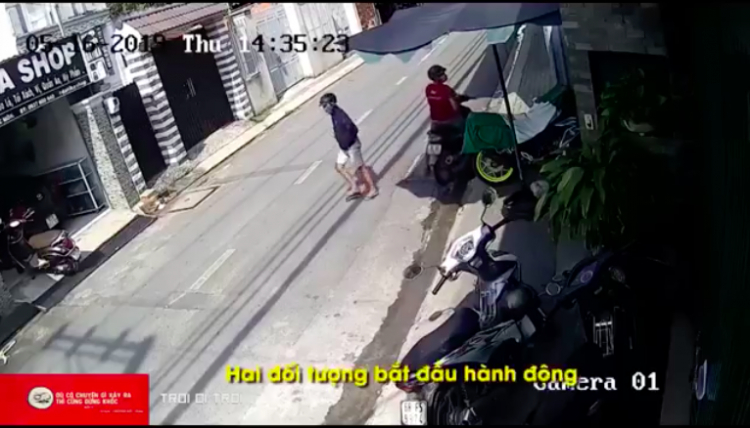 Clip: 2 đối tượng trộm xe ở Hóc Môn dùng dao đe doạ người dân khi bị phát hiện