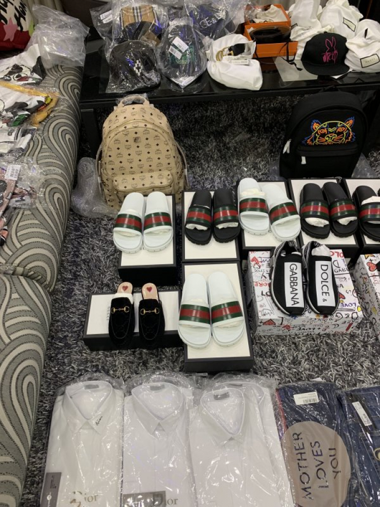 Thái Dương Authentic-Chuyên Bán Đồ Hiệu Gucci Fendi Dolce Hermes Givenchy LV Balenciaga,Saint,Ds v.v Thái Dương Authentic-Chuyên Bán Đồ Hiệu Gucci Fendi Dolce Hermes Givenchy LV Balenciaga,Saint,Ds v.v