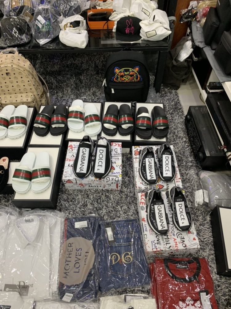 Thái Dương Authentic-Chuyên Bán Đồ Hiệu Gucci Fendi Dolce Hermes Givenchy LV Balenciaga,Saint,Ds v.v Thái Dương Authentic-Chuyên Bán Đồ Hiệu Gucci Fendi Dolce Hermes Givenchy LV Balenciaga,Saint,Ds v.v