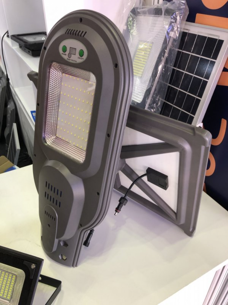Thái độ thằng doanh nhân Tàu với cậu doanh nhân Hàn qua triển lãm Led Thái độ thằng doanh nhân Tàu với cậu doanh nhân Hàn qua triển lãm Led