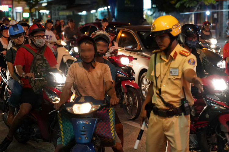 Dân nhậu Sài Gòn "quậy tưng" đường phố khi bị thổi phạt